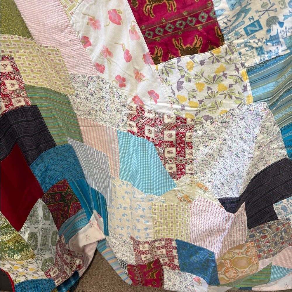 Vibrant Patchwork Quilt Had Made Vintage Fabric - Picture 13 of 15